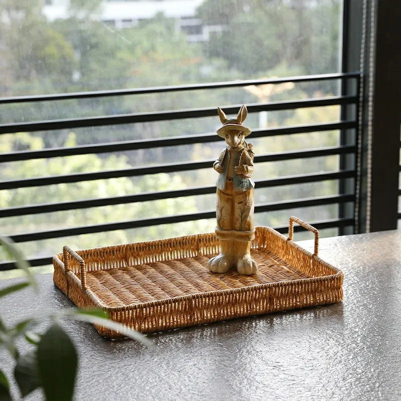 Bandeja plástica com alça e textura rattan em três tamanhos sobre superfície de madeira