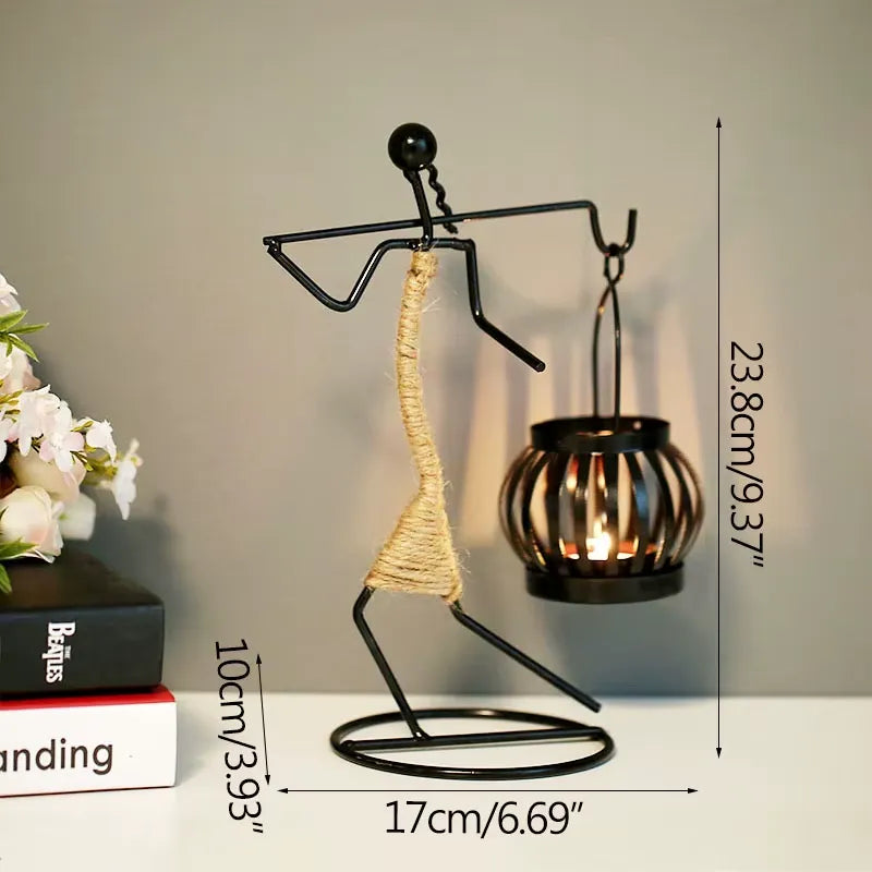 Castiçal escultura em ferro com figura abstrata e porta‑vela em forma de gaiola