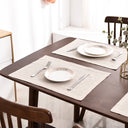 Guardanapo de linho bege em mesa posta elegante com prato decorado