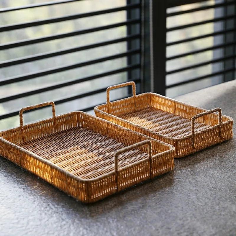 Bandeja plástica com alça e textura rattan em três tamanhos sobre superfície de madeira