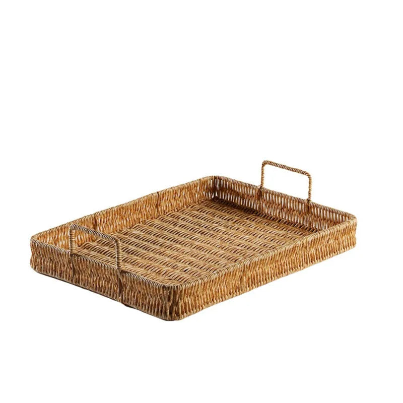 Bandeja plástica com alça e textura rattan em três tamanhos sobre superfície de madeira