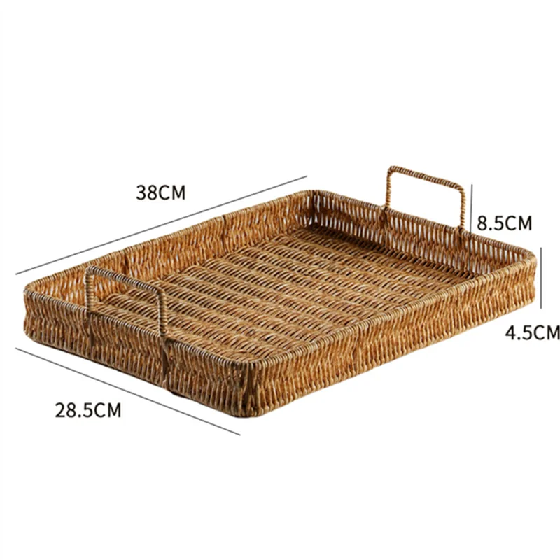 Bandeja plástica com alça e textura rattan em três tamanhos sobre superfície de madeira