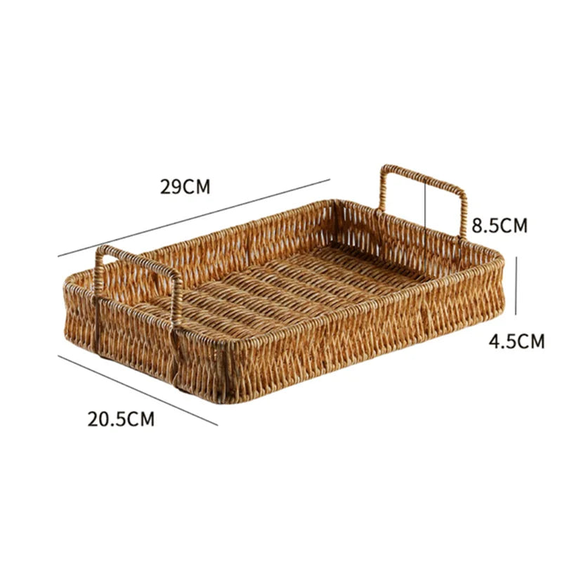 Bandeja plástica com alça e textura rattan em três tamanhos sobre superfície de madeira