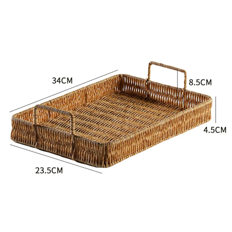 Bandeja plástica com alça e textura rattan em três tamanhos sobre superfície de madeira