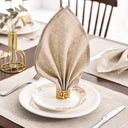 Guardanapo de linho bege em mesa posta elegante com prato decorado