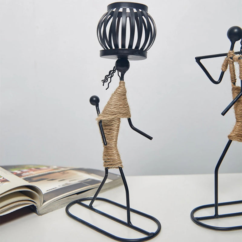 Castiçal escultura em ferro com figura abstrata e porta‑vela em forma de gaiola