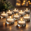 Kit de castiçais de vidro baixo com velas tealight acesas sobre mesa decorada, criando luz aconchegante e atmosfera sofisticada.