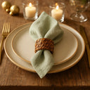 Kit 6 anéis de guardanapo em rattan claro rústico aplicados em guardanapo verde, mesa posta com pratos claros e velas, estilo natural Casa Splendida