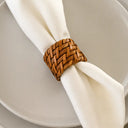 Anel para guardanapo em rattan claro rústico aplicado em guardanapo branco, mesa posta em tons neutros