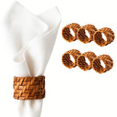 Anel de guardanapo rattan claro rústico envolvendo guardanapo branco, detalhe artesanal para mesa posta