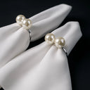 Anel para guardanapo com pérola dupla na versão prata, em guardanapo cinza, detalhe elegante para mesa posta