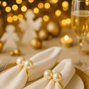 Mesa posta elegante com anéis para guardanapo de pérola dupla, guardanapos claros e atmosfera aconchegante