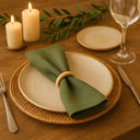 Kit de anéis de guardanapo em madeira natural aplicado em guardanapo verde, mesa posta elegante com pratos claros e velas, Casa Splendida