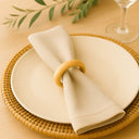 Anel de guardanapo em madeira natural aplicado em guardanapo claro sobre prato neutro, estilo atemporal