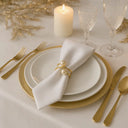 Mesa posta elegante com anel de guardanapo dourado com pérola Casa Splendida em composição sofisticada dourada de Réveillon