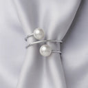 Detalhe do anel de guardanapo com pérola Casa Splendida aplicado em guardanapo branco de tecido acetinado