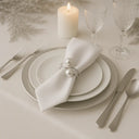 Mesa posta minimalista com anel de guardanapo perolado Casa Splendida em ambiente clean e refinado