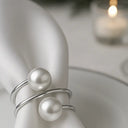 Detalhe do anel de guardanapo com pérola Casa Splendida evidenciando acabamento metálico e design atemporal