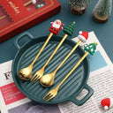 Detalhe do Kit Talheres de Natal Encantado Casa Splendida – cabos decorados com personagens natalinos