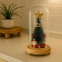 Luminária de Mesa de Natal com Árvore e Luz LED Casa Splendida sobre bancada clara com planta decorativa, realçando o design moderno e delicado.