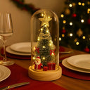 Luminária de Mesa de Natal com Árvore e Luz LED Casa Splendida decorando mesa de jantar natalina, com detalhes em vermelho e iluminação suave.