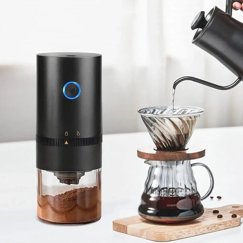 Moedor de café elétrico portátil preto com botão liga/desliga e copo transparente para café moído