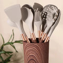 Kit de utensílios de silicone com cabo efeito madeira e detalhes dourados – Casa Splendida