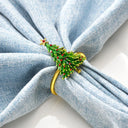 Porta-guardanapo árvore de Natal dourado em metal, com guardanapo azul em mesa posta elegante – Casa Splendida
