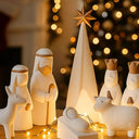 Presépio de natal branco e marrom com luzes de natal.