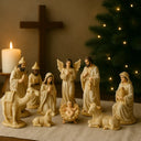 Presépio de Natal em gesso resinado com 10 peças, em exposição decorada com árvores de Natal iluminadas.