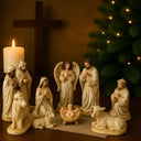 Presépio de Natal completo em gesso resinado com 10 peças em exposição decorada com árvores de Natal iluminadas.