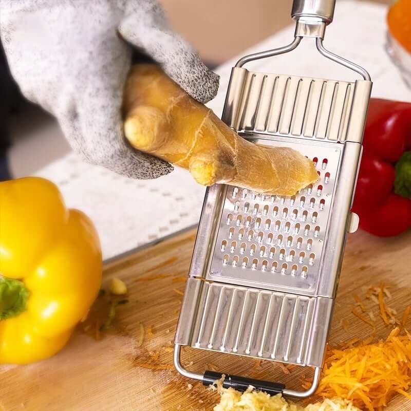 Ralador profissional de legumes em inox com 4 lâminas intercambiáveis e alça antiderrapante.