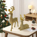 Kit Renas Decorativas de Natal Casa Splendida na cor dourada, posicionadas em móvel decorado com árvore de Natal