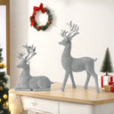 Kit Renas Decorativas de Natal Casa Splendida em resina prata, em cenário natalino com árvore e enfeites dourados.