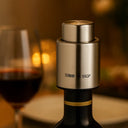 rolha para vinho a vácuo grand reserve em aço inox vedando garrafa de vinho com design premium
