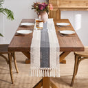 Caminho de mesa boho macramê creme e cinza com franjas, ideal para decoração de mesa rústica ou moderna

