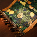 Caminho de mesa floral farmhouse em linho e poliéster com bordado delicado, ideal para mesa de jantar, cozinha e eventos.