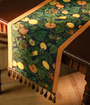 Caminho de mesa floral farmhouse em linho e poliéster com bordado delicado, ideal para mesa de jantar, cozinha e eventos.