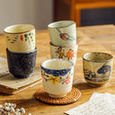 Xícara japonesa cerâmica branca com detalhe floral azul artesanal