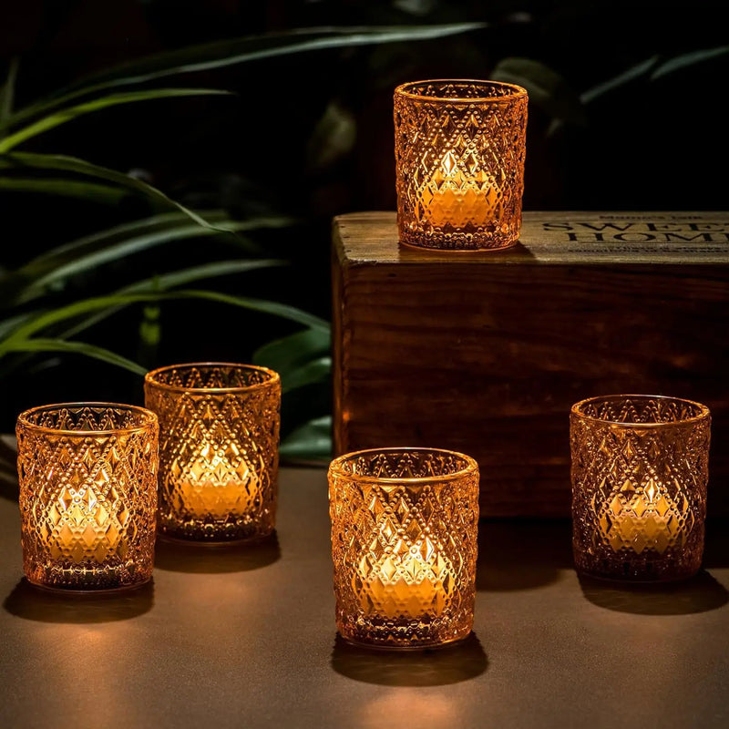 Kit 3 porta-velas de vidro dourado com textura clássica iluminados por velas