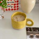 Caneca amarelo cerâmica 250ml com alça circular e textura pintada à mão