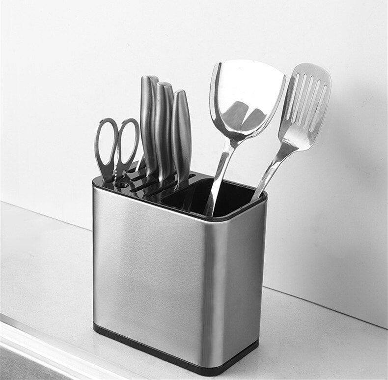 Porta talher inox de pia com design moderno e acabamento elegante sobre bancada de cozinha.