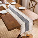 Caminho de mesa boho macramê creme e cinza com franjas, ideal para decoração de mesa rústica ou moderna

