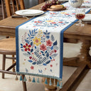 Caminho de mesa floral farmhouse em linho e poliéster com bordado delicado, ideal para mesa de jantar, cozinha e eventos.