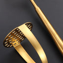 Amassador de batatas dourado em aço inox Casa Splendida, utensílio de cozinha para purês lisos e cremosos.
