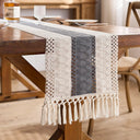 Caminho de mesa boho macramê creme e cinza com franjas, ideal para decoração de mesa rústica ou moderna

