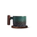 Caneca retrô verde cerâmica com alça de madeira artesanal