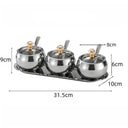 conjunto prata com 3 potes de inox, tampas de vidro e colheres sobre bandeja – Casa Splendida