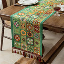 Caminho de mesa floral farmhouse em linho e poliéster com bordado delicado, ideal para mesa de jantar, cozinha e eventos.