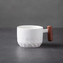 Caneca retrô Branca cerâmica com alça de madeira